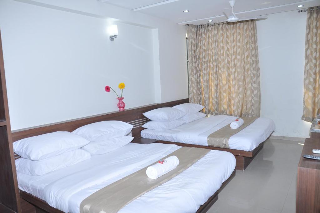 Sai Srushti Hotel Shirdi Værelse billede